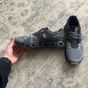 On Cloud Running Men's Black and Gray Athletic Shoes